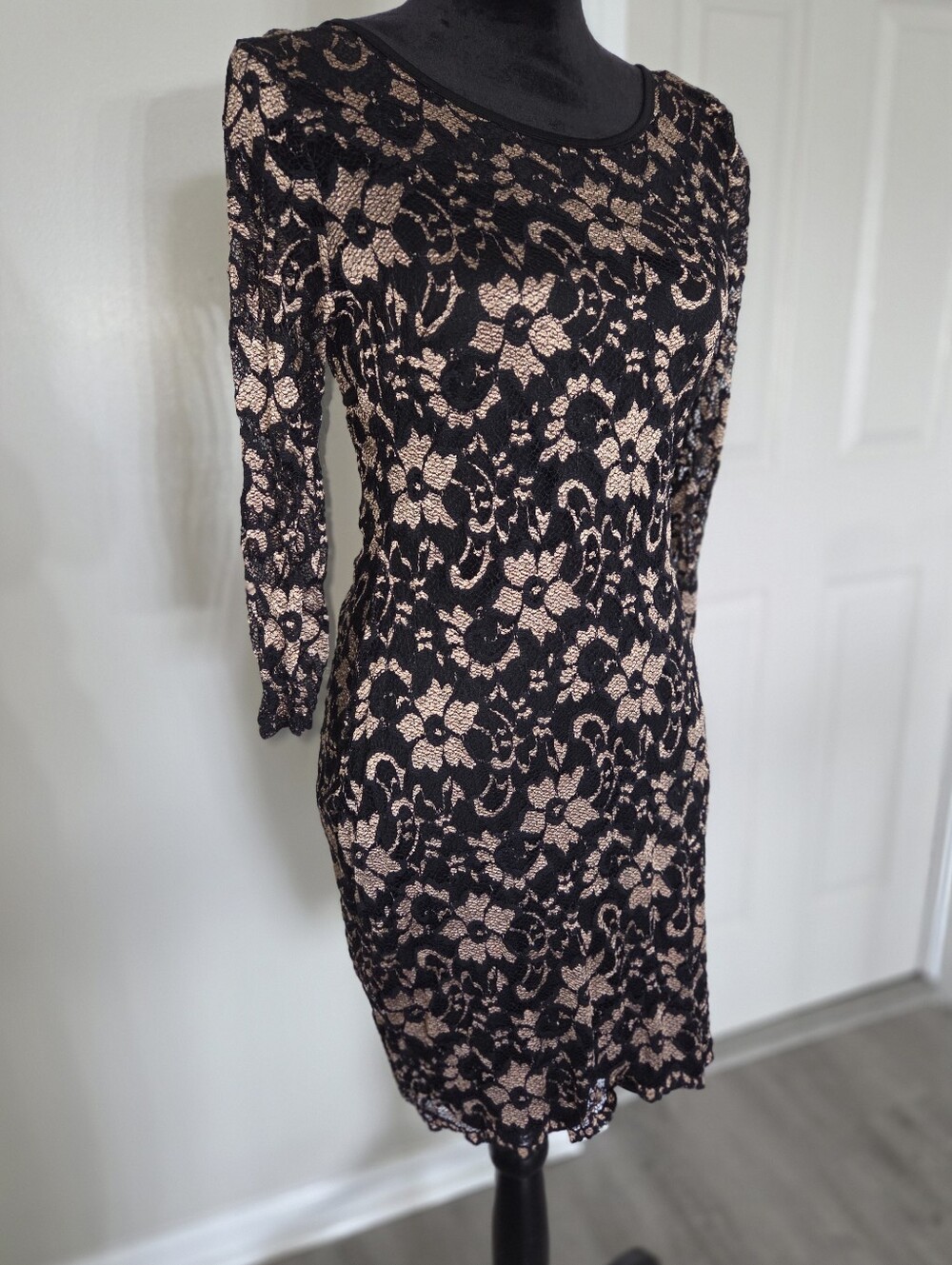 Black & Nude Floral Lace Open-Back Bodycon Dress - Picture 1 of 5